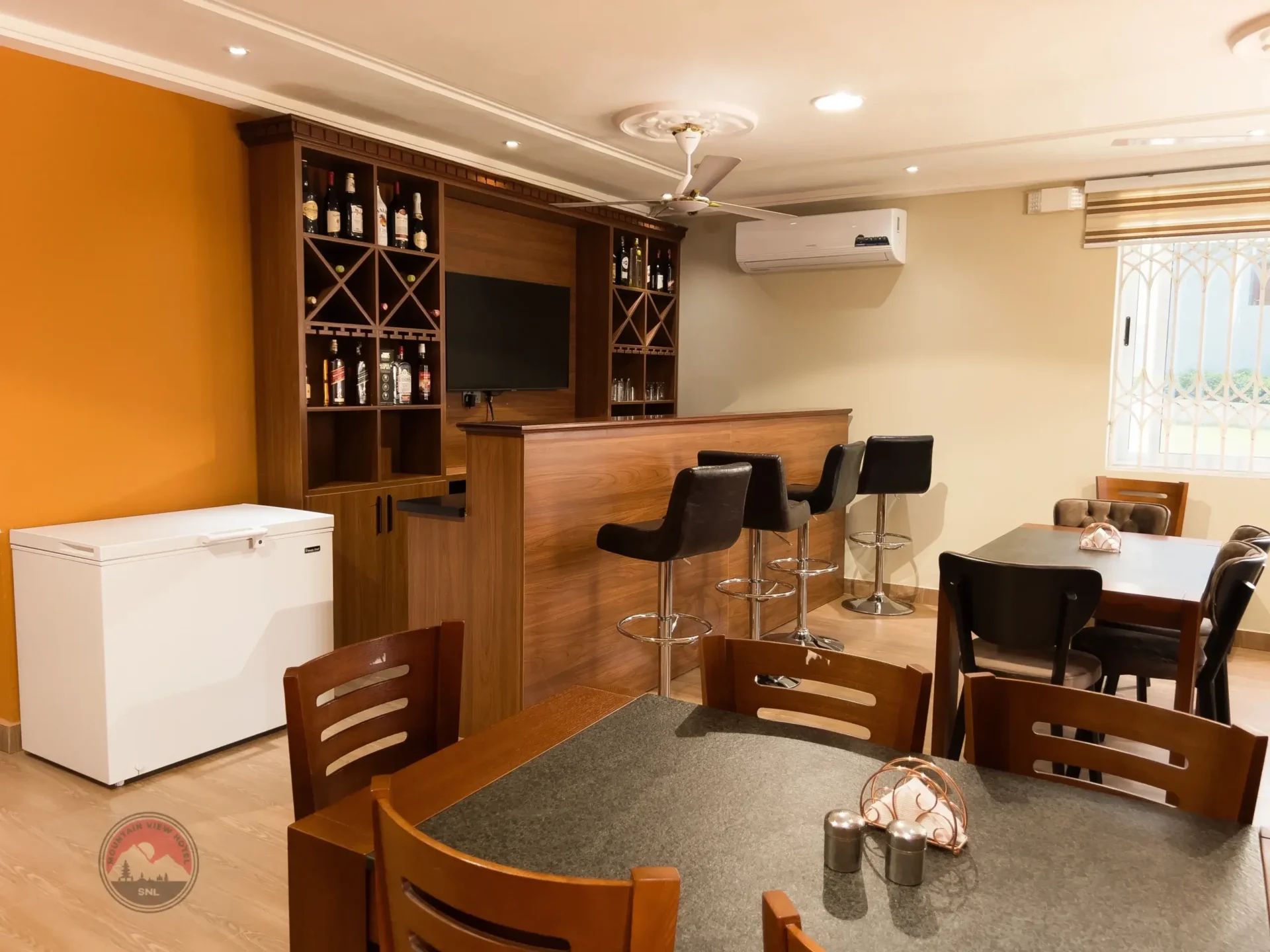 Restaurant & Bar Area